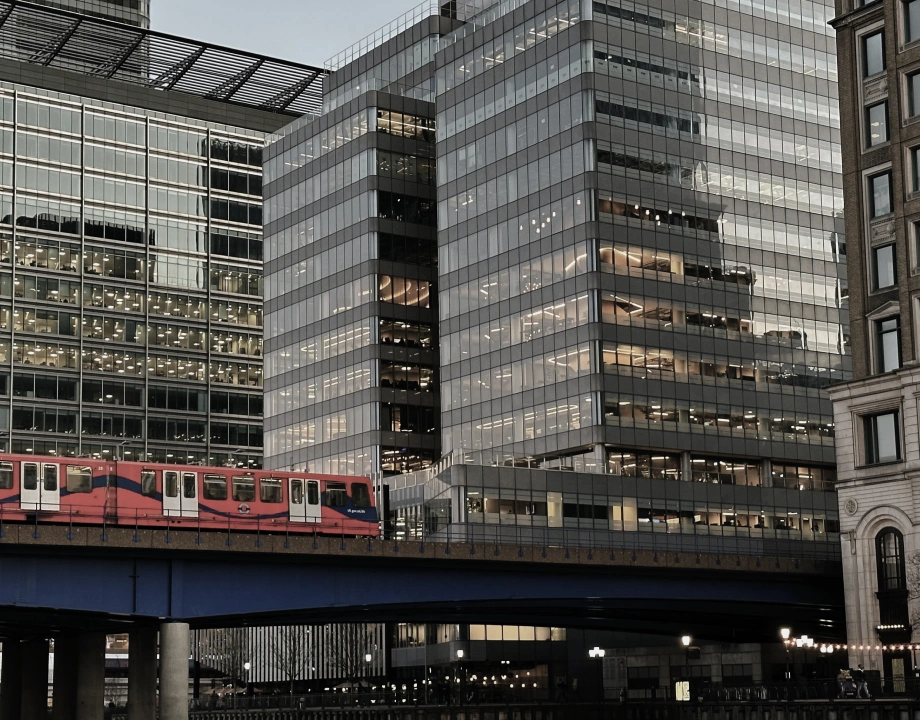 遠東科技園區旁，園區規劃整齊，就業機能多