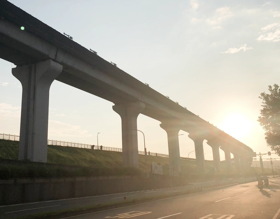 避開機捷高架橋，高樓層視野遼闊。