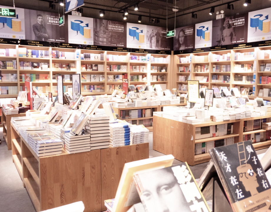 與蔦屋書店合作，合作獨立蔦屋會館與季度選書。