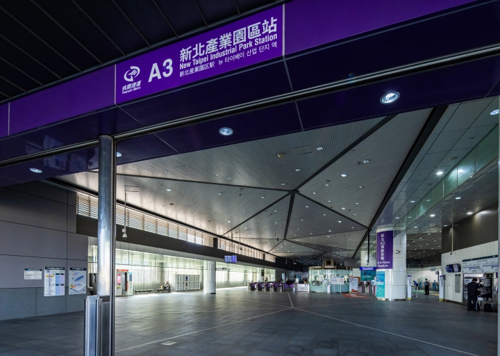 新北產業園區站約450公尺，機捷、環狀線，雙節交匯